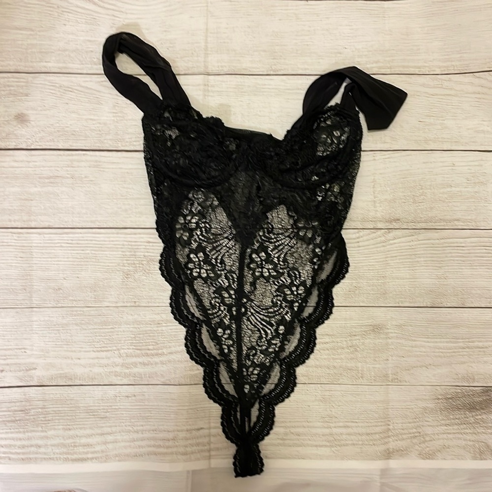 EUC 90’s Vintage Victorias Secretary gold tag black lace and mesh thong teddy‌